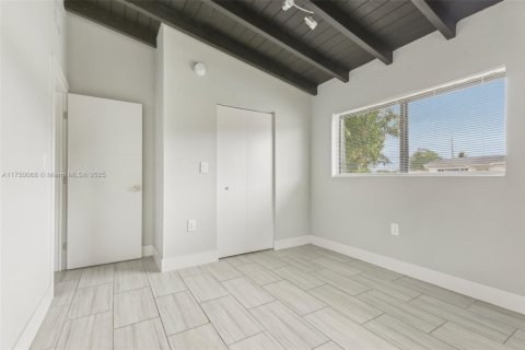 House in North Miami Beach, Florida 3 bedrooms, 87.51 sq.m. № 1497215 - photo 10