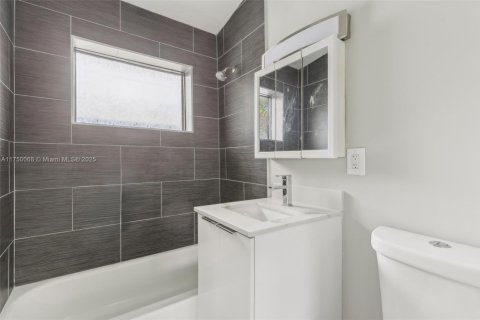 House in North Miami Beach, Florida 3 bedrooms, 87.51 sq.m. № 1497215 - photo 14