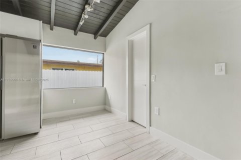 House in North Miami Beach, Florida 3 bedrooms, 87.51 sq.m. № 1497215 - photo 2