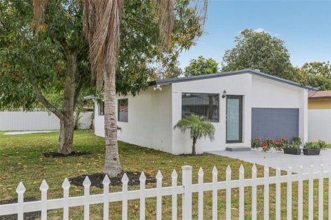 House in North Miami Beach, Florida 3 bedrooms, 87.51 sq.m. № 1497215 - photo 23