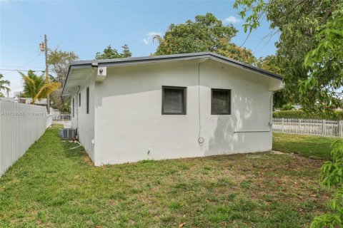 House in North Miami Beach, Florida 3 bedrooms, 87.51 sq.m. № 1497215 - photo 17