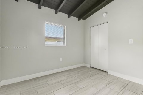 House in North Miami Beach, Florida 3 bedrooms, 87.51 sq.m. № 1497215 - photo 12