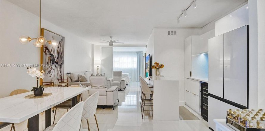 Condo à Hallandale Beach, Floride, 2 chambres  № 2014991