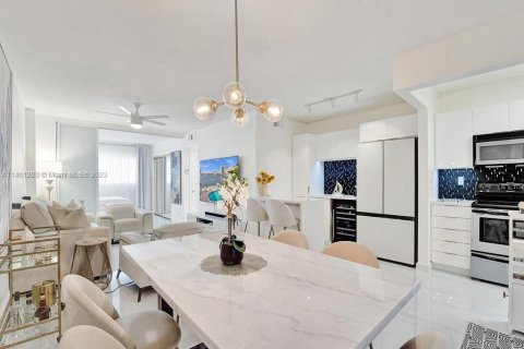 Copropriété à vendre à Hallandale Beach, Floride: 2 chambres, 89.65 m2 № 2014991 - photo 6