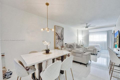 Copropriété à vendre à Hallandale Beach, Floride: 2 chambres, 89.65 m2 № 2014991 - photo 3