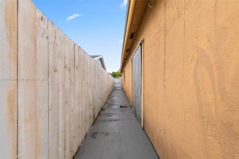 Casa en venta en Homestead, Florida, 4 dormitorios, 193.14 m2 № 1893550 - foto 28