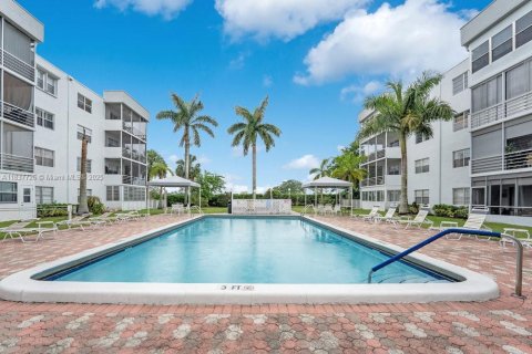 Снять в аренду кондоминиум в Санрайз, Флорида 2 спальни, 80.64м2, № 1961046 - фото 19