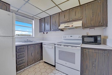 Снять в аренду кондоминиум в Санрайз, Флорида 2 спальни, 80.64м2, № 1961046 - фото 8