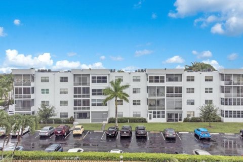 Снять в аренду кондоминиум в Санрайз, Флорида 2 спальни, 80.64м2, № 1961046 - фото 1