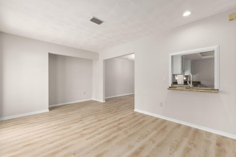 House in St. Lucie, Florida 3 bedrooms, 155.8 sq.m. № 2389899 - photo 12