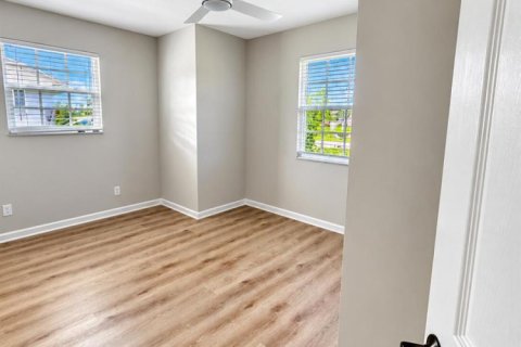 House in St. Lucie, Florida 3 bedrooms, 155.8 sq.m. № 2389899 - photo 18