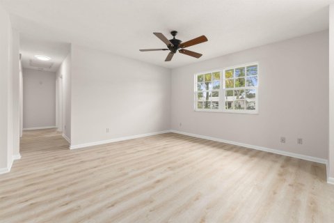 House in St. Lucie, Florida 3 bedrooms, 155.8 sq.m. № 2389899 - photo 4