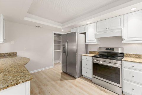 House in St. Lucie, Florida 3 bedrooms, 155.8 sq.m. № 2389899 - photo 8