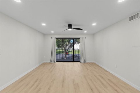 Condo in Tarpon Springs, Florida, 2 bedrooms № 2383392 - photo 11