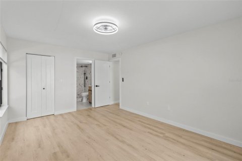 Condo in Tarpon Springs, Florida, 2 bedrooms № 2383392 - photo 15