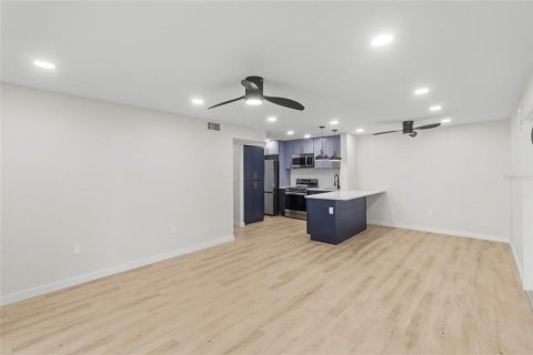 Condo in Tarpon Springs, Florida, 2 bedrooms № 2383392 - photo 4