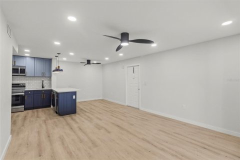 Condo in Tarpon Springs, Florida, 2 bedrooms № 2383392 - photo 10