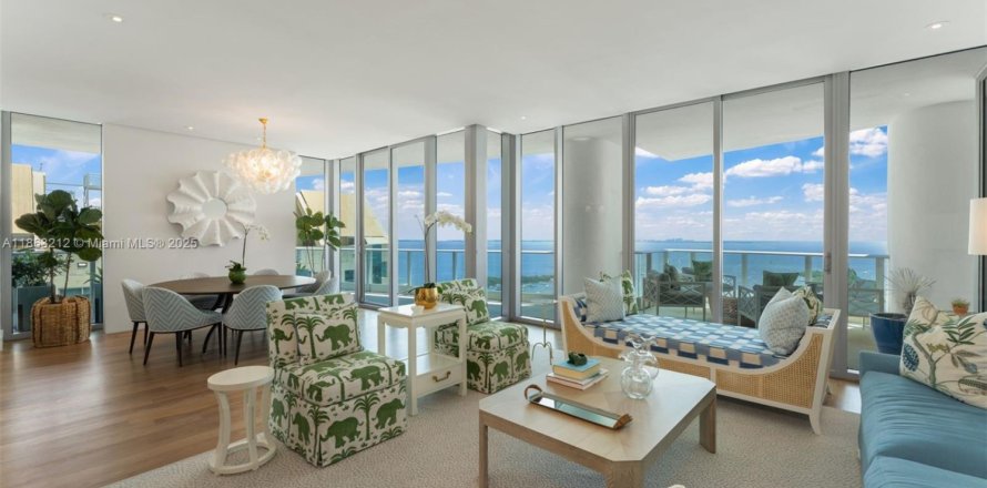 Кондоминиум с 3 спальнями в Майами, Флорида № 1980807