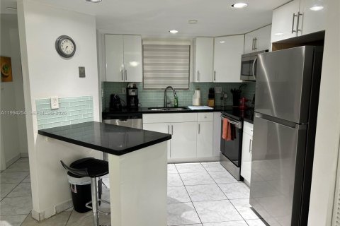 Condominio en alquiler en Sunny Isles Beach, Florida, 2 dormitorios, 123.56 m2 № 2255858 - foto 13