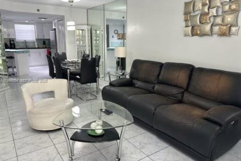 Condominio en alquiler en Sunny Isles Beach, Florida, 2 dormitorios, 123.56 m2 № 2255858 - foto 2