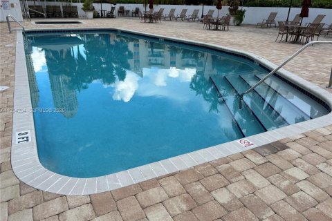 Condominio en alquiler en Sunny Isles Beach, Florida, 2 dormitorios, 123.56 m2 № 2255858 - foto 12