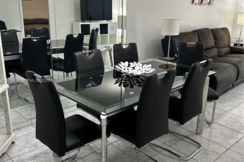 Condominio en alquiler en Sunny Isles Beach, Florida, 2 dormitorios, 123.56 m2 № 2255858 - foto 3