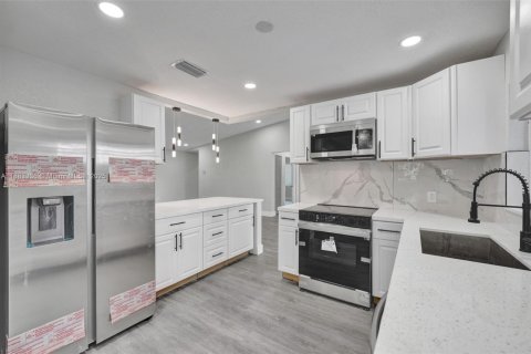 Villa ou maison à vendre à Pembroke Pines, Floride: 3 chambres, 144.93 m2 № 1929670 - photo 15