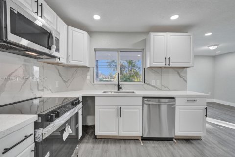 Villa ou maison à vendre à Pembroke Pines, Floride: 3 chambres, 144.93 m2 № 1929670 - photo 3