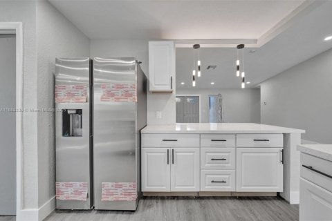 Villa ou maison à vendre à Pembroke Pines, Floride: 3 chambres, 144.93 m2 № 1929670 - photo 16