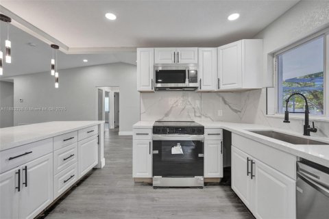 Casa en venta en Pembroke Pines, Florida, 3 dormitorios, 144.93 m2 № 1929670 - foto 12