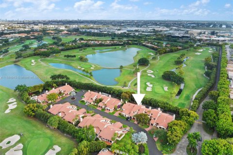 Touwnhouse à vendre à Doral, Floride: 2 chambres, 198.81 m2 № 1930405 - photo 1