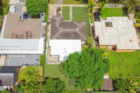 House in North Miami, Florida 5 bedrooms, 162.3 sq.m. № 1927297 - photo 3