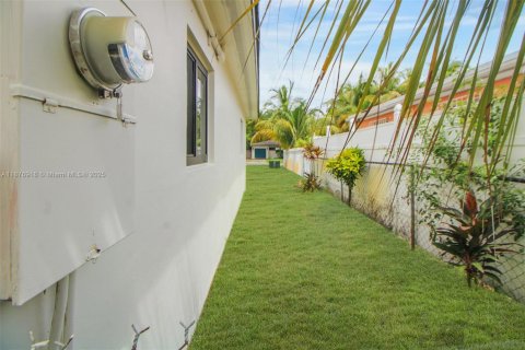 House in North Miami, Florida 5 bedrooms, 162.3 sq.m. № 1927297 - photo 15