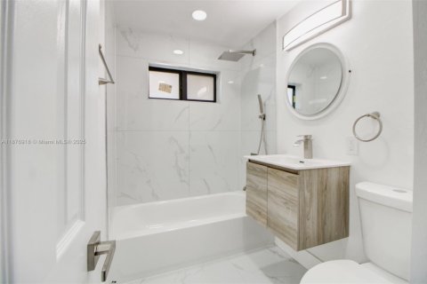 House in North Miami, Florida 5 bedrooms, 162.3 sq.m. № 1927297 - photo 21