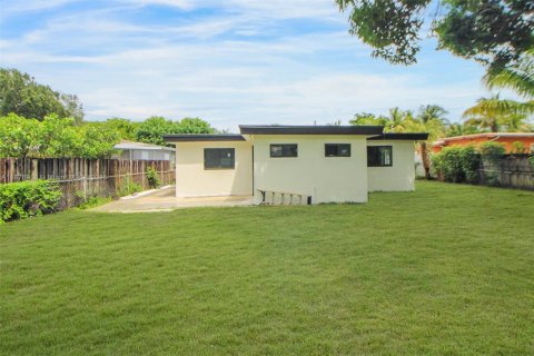 House in North Miami, Florida 5 bedrooms, 162.3 sq.m. № 1927297 - photo 17