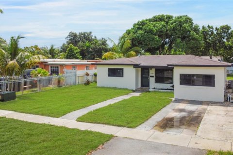 House in North Miami, Florida 5 bedrooms, 162.3 sq.m. № 1927297 - photo 7