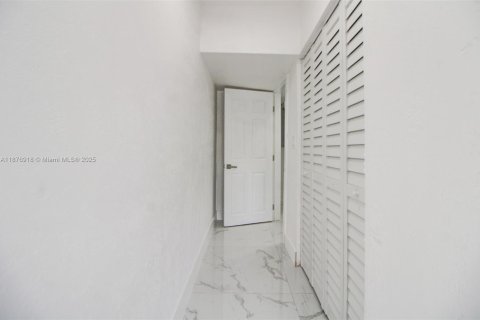 House in North Miami, Florida 5 bedrooms, 162.3 sq.m. № 1927297 - photo 29