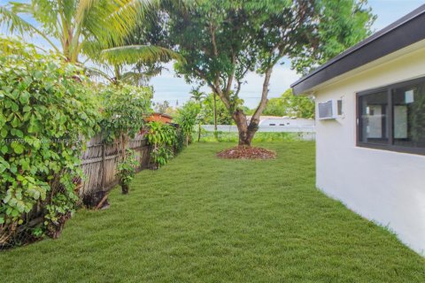 House in North Miami, Florida 5 bedrooms, 162.3 sq.m. № 1927297 - photo 14