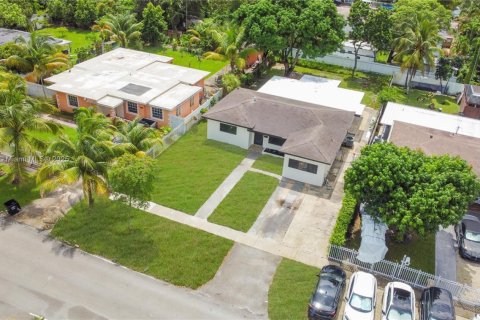 House in North Miami, Florida 5 bedrooms, 162.3 sq.m. № 1927297 - photo 1