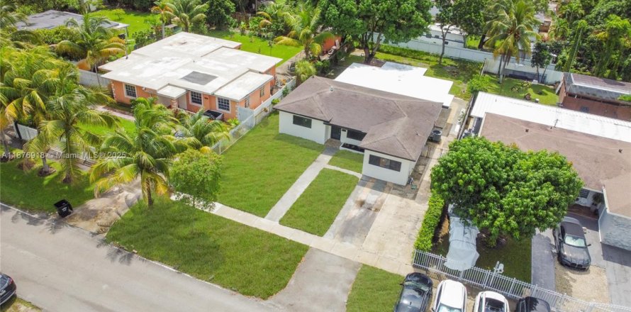 House in North Miami, Florida 5 bedrooms, 162.3 sq.m. № 1927297