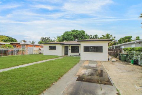 House in North Miami, Florida 5 bedrooms, 162.3 sq.m. № 1927297 - photo 10