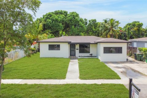 House in North Miami, Florida 5 bedrooms, 162.3 sq.m. № 1927297 - photo 8