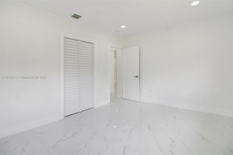 House in North Miami, Florida 5 bedrooms, 162.3 sq.m. № 1927297 - photo 25