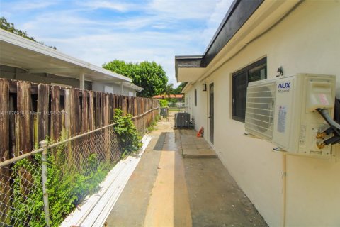 House in North Miami, Florida 5 bedrooms, 162.3 sq.m. № 1927297 - photo 20