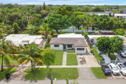 House in North Miami, Florida 5 bedrooms, 162.3 sq.m. № 1927297 - photo 5