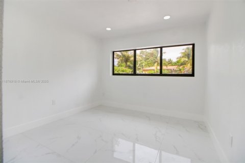 House in North Miami, Florida 5 bedrooms, 162.3 sq.m. № 1927297 - photo 30