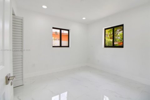 House in North Miami, Florida 5 bedrooms, 162.3 sq.m. № 1927297 - photo 24