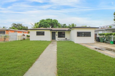 House in North Miami, Florida 5 bedrooms, 162.3 sq.m. № 1927297 - photo 12