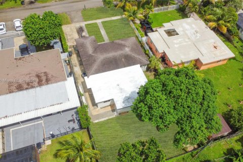 House in North Miami, Florida 5 bedrooms, 162.3 sq.m. № 1927297 - photo 2