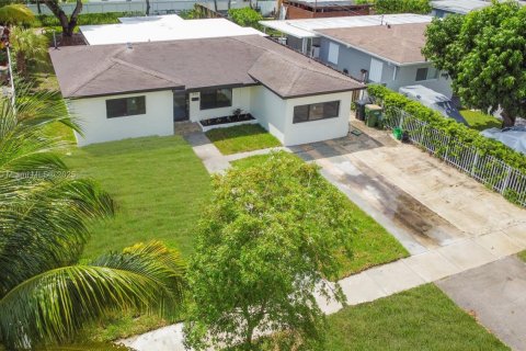 House in North Miami, Florida 5 bedrooms, 162.3 sq.m. № 1927297 - photo 6
